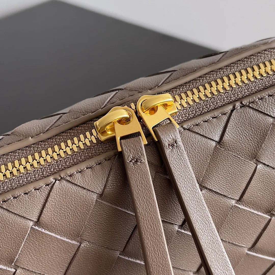Batch 1260 BV new mini bag ceiling Bottegaveneta new Concert Pouch bag is small and has a large capacity. It can hold a Pro max mobile phone. The shoulder strap is adjustable for cross-body carry. It is very cost-effective when carried on one shoulder. The latest small bag in autumn has a lot of capacity. It can hold 4 short clips. I also tried it and it can hold one of my fists. It is cute, the capacity is touching and the length of the shoulder strap is adjustable for daily commuting. Full score 10 #bv woven bag Style number: 794258 Size: 18.5*11.5*8.5cm
